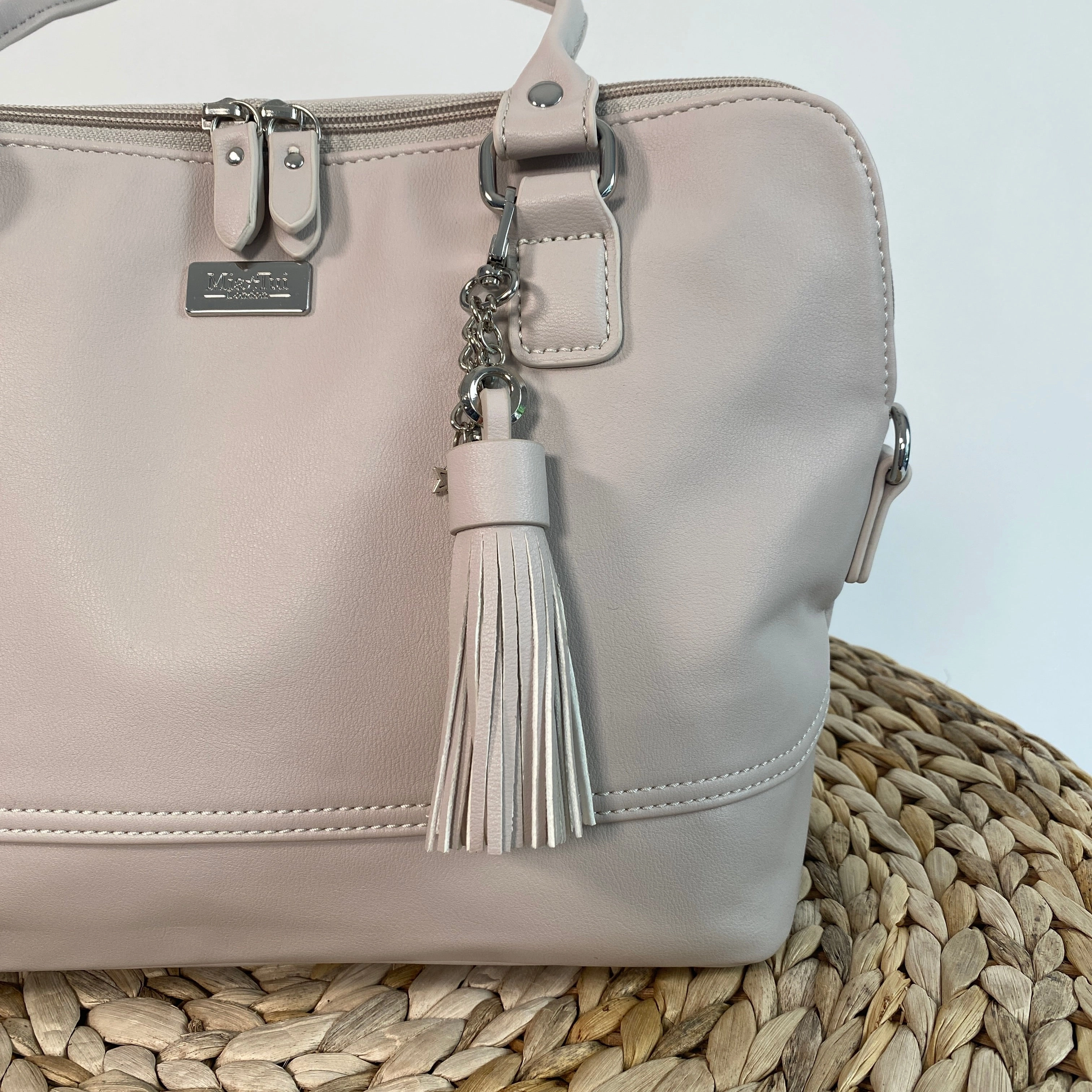 Handbag Tassels Compact Motion